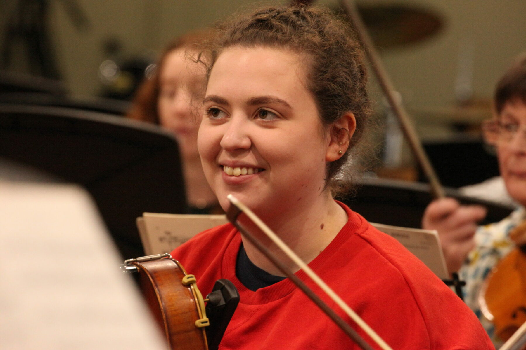 A student viola player in rehearsal.