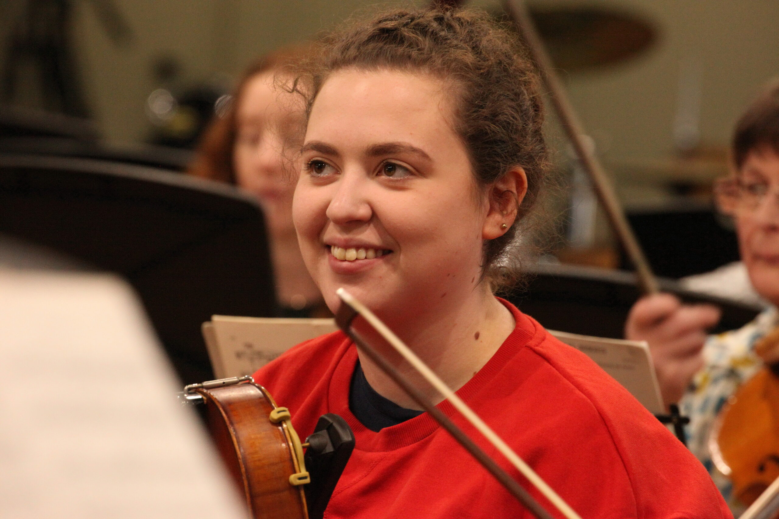 A student viola player in rehearsal.